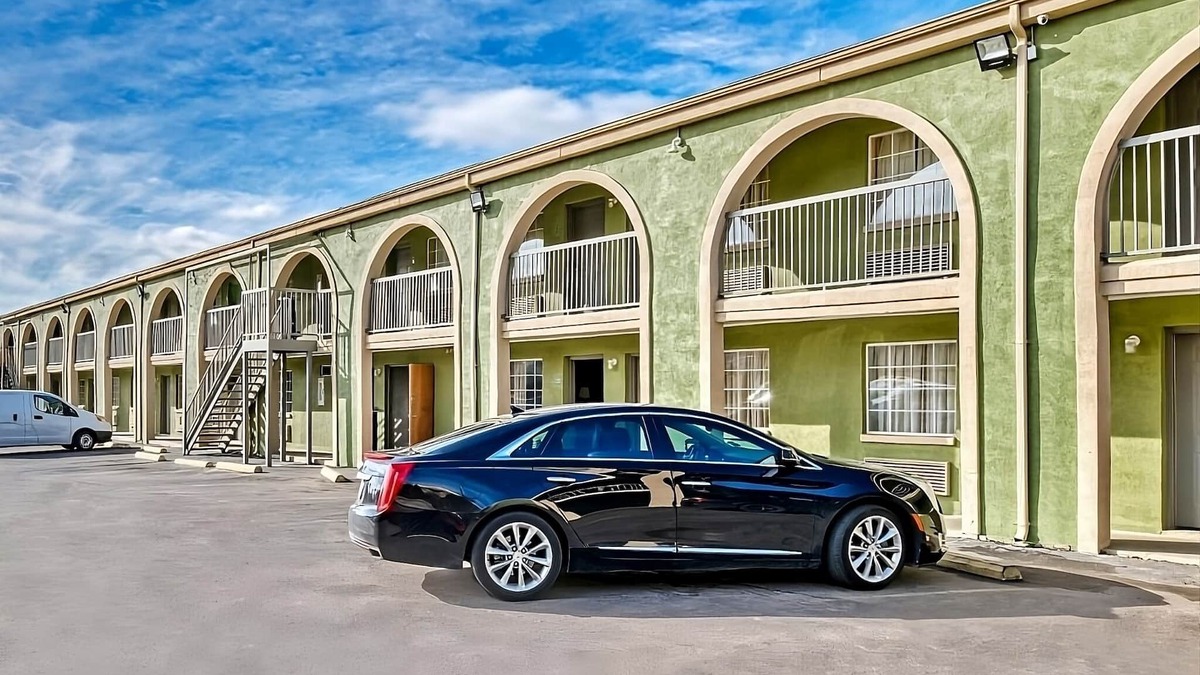 Channelview Hotel | Relax and Unwind in Style! 2 Convenient Units, Pets Allowed, Free Parking!