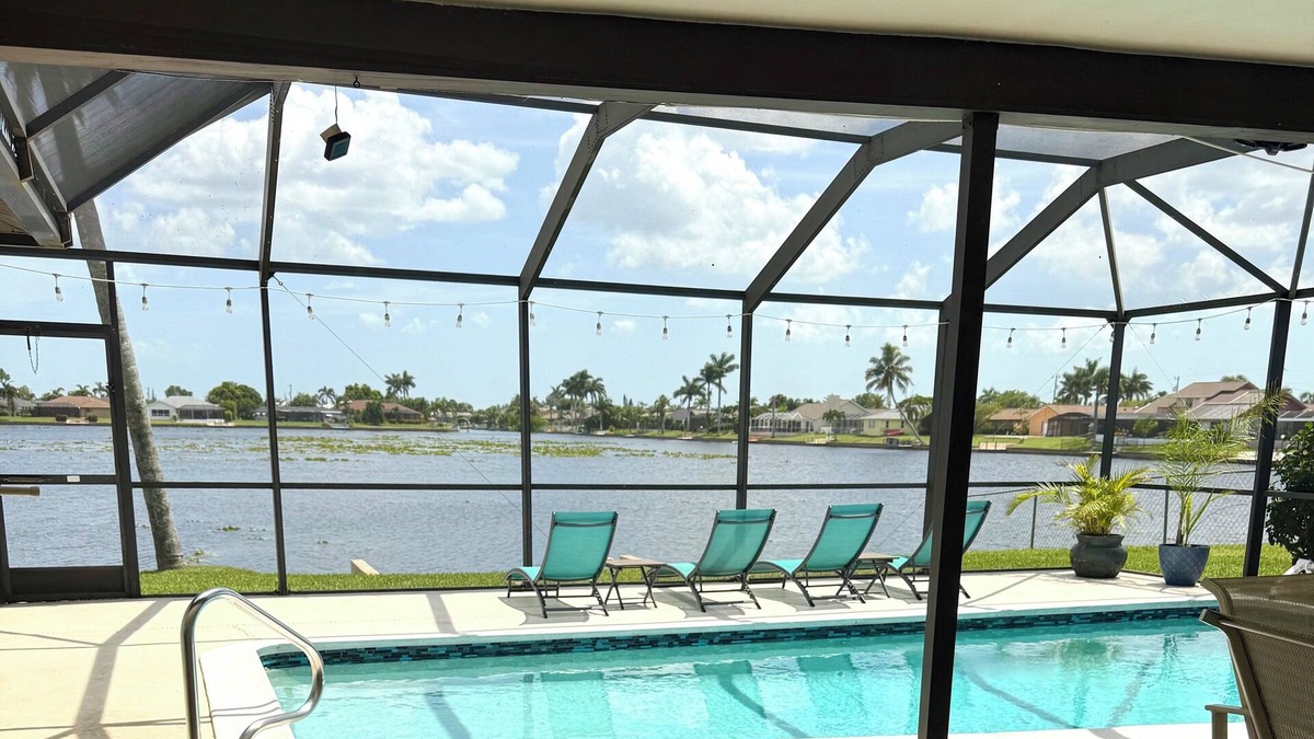 Pelican House | Relax and Unwind, kayak the lake, Near Sanibel,Matlacha, Ft Myers Beach, 3bed2ba