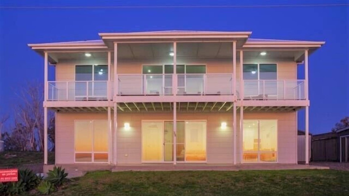Minlacowie House | Relax at 36 ~ Sea Views, Esplanade Beachfront -Winter Off Peak Special!