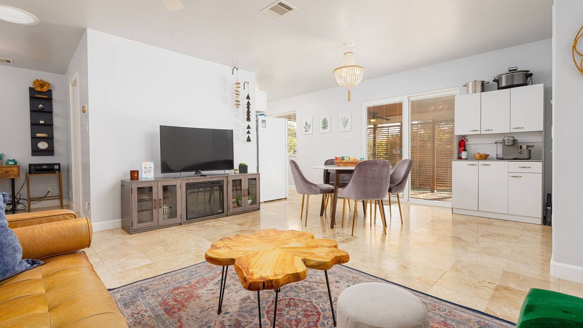 Helotes House | Relax at the Chiquita Casita: Hot Tub, Modern Decor, Covered Patio & BBQ
