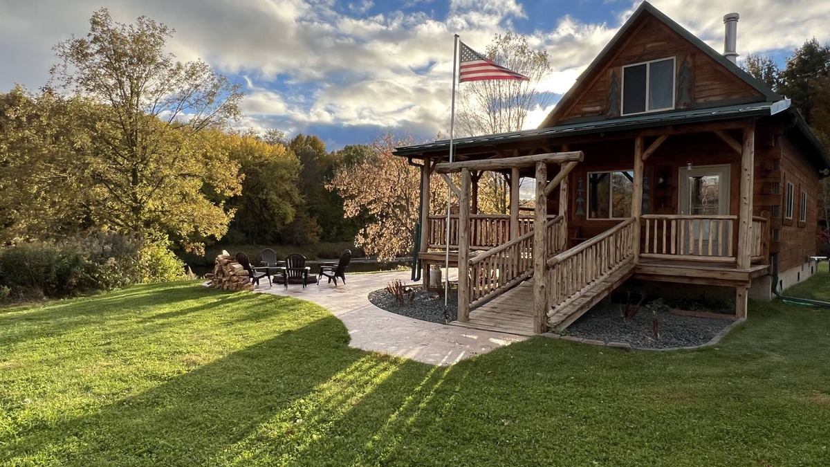 Hannibal Apartment | Relax at The Lincoln Log Cabin perched along the Jump River.