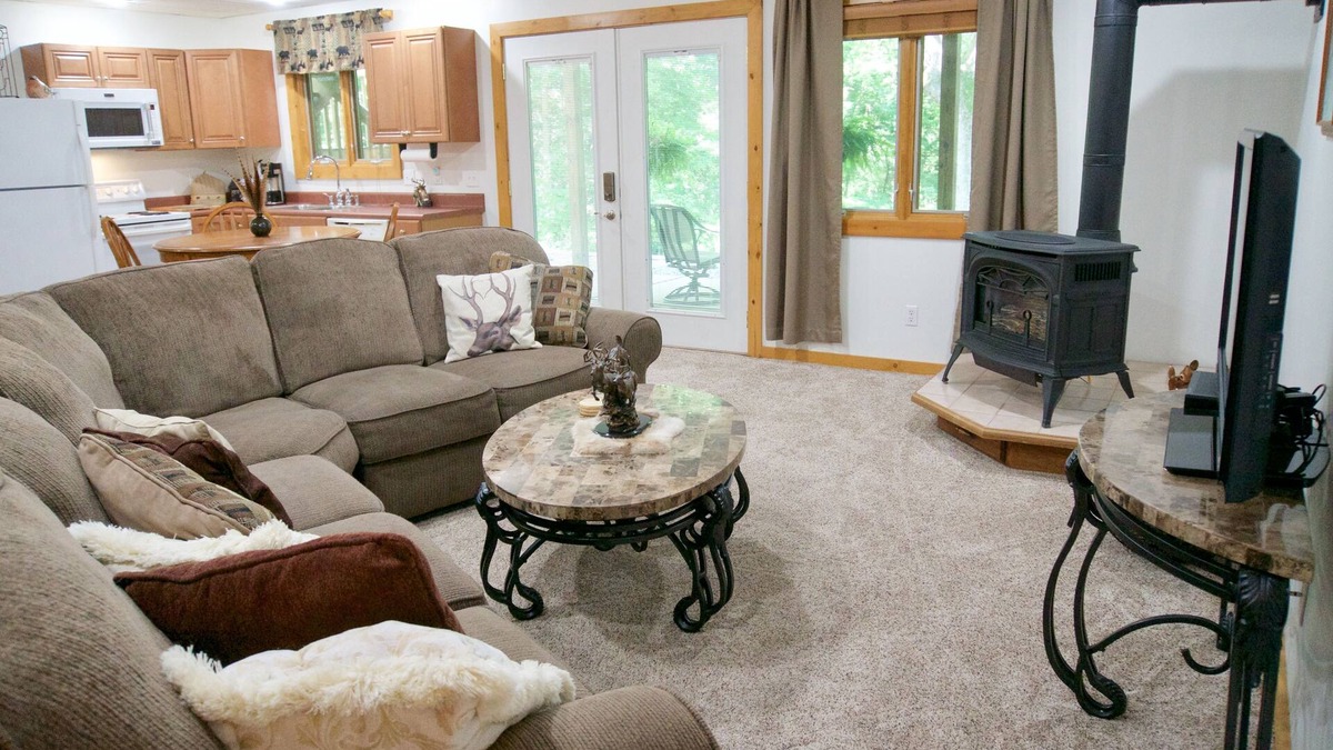 Sidney House | Relax At The Quiet Deer Tracks Lodge Where the Deer Roam & The Birds Sing