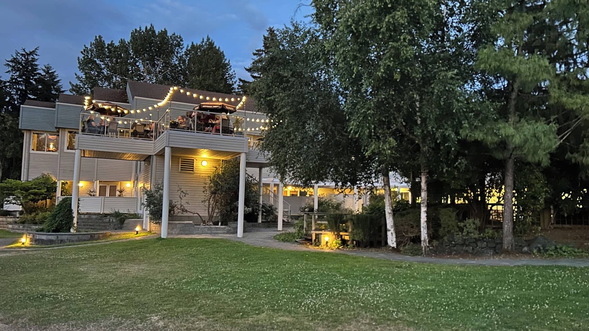 Regional District of Nanaimo Condo | Relax at the Resort. A cozy getaway next to the water.