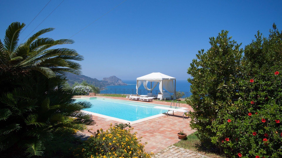 Sant'Ambrogio Villa | Relax at the Swimming Pool by Wonderful Italy