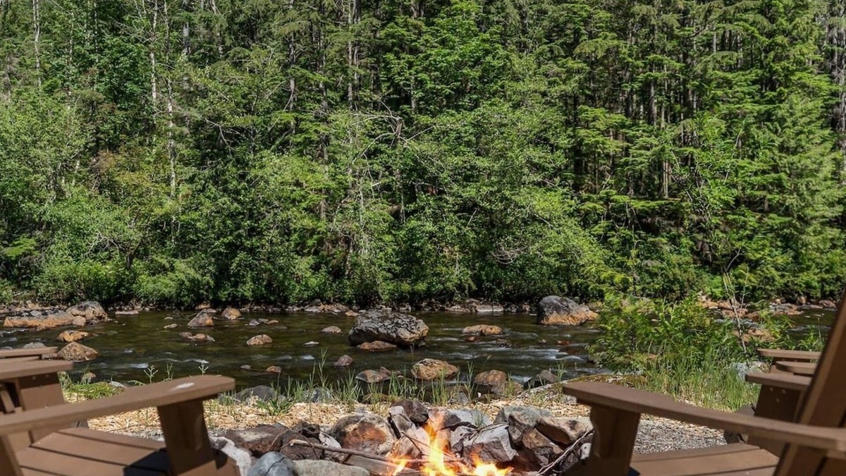 North Bend Cabin | Relax at this Peaceful 1 bedroom cabin on the river