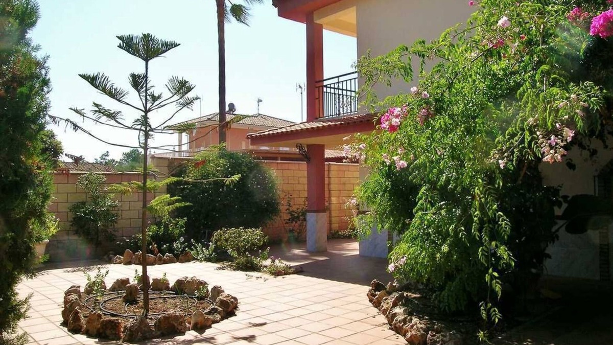 Lepe Ski Chalet | RELAX, BEACH, NATURE… !. INDEPENDENT CHALET WITH GARDEN, AIR CONDITION, WIFI.