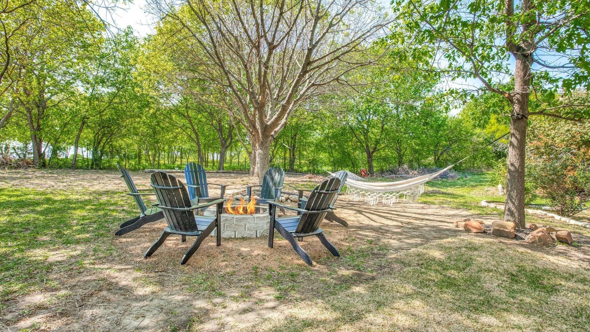 Little Elm House | Relax by fire pit - Walk to Lake