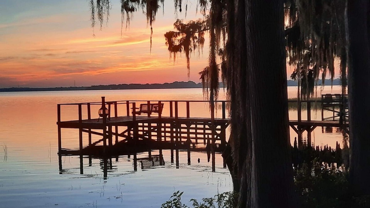 Plymouth House | Relax by Lake Eustis in your cozy 2-bedroom retreat.10%discount for 7 day rental