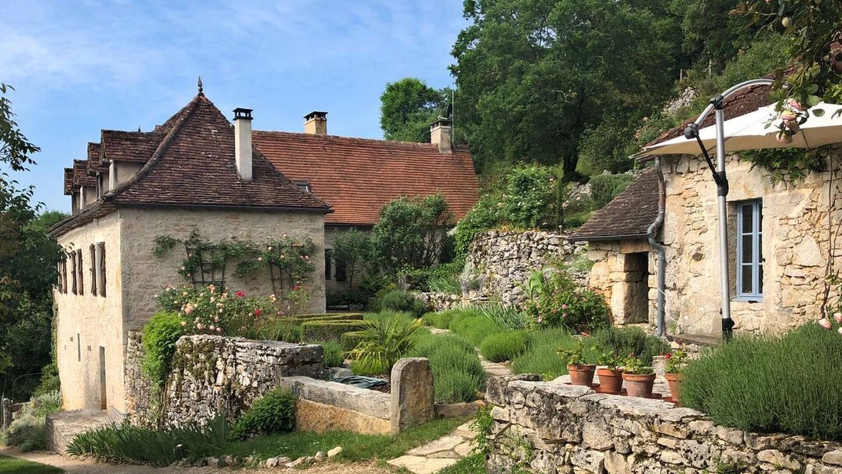 Sauliac-sur-Cele Villa | Relax by pool with view over Célé valley
