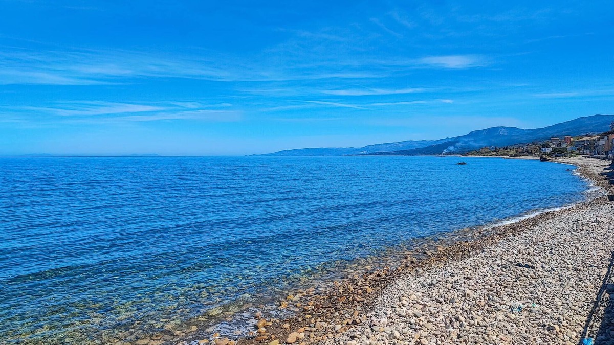 Caronia House | Relax by the sea and enjoy your holiday in an inviting holiday home.