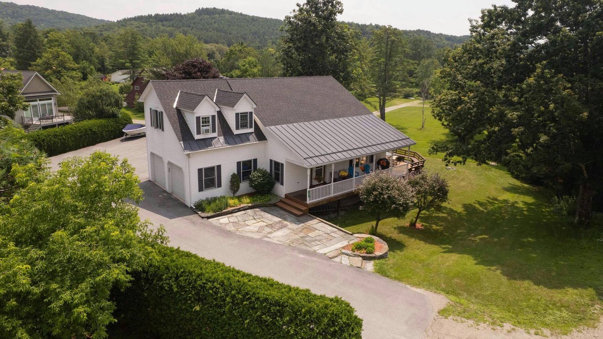 Crystal Beach House | Relax by "The Water's Edge" & enjoy amazing views and year round fun! 6BR/3.5BA