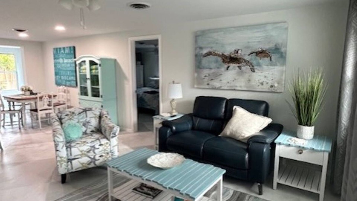 South Venice House | Relax by Venice Beach in this 2-bedroom retreat with Pool