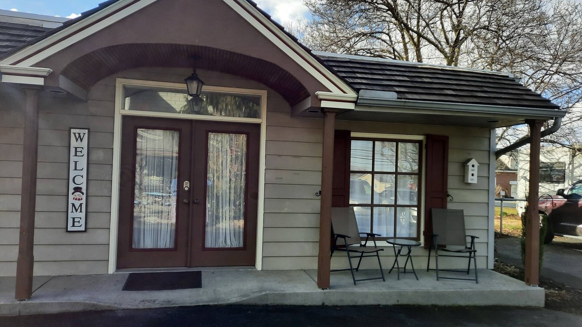 Leola Cottage | Relax close to all the Amish Country attractions. Affordable, Family-Friendly.