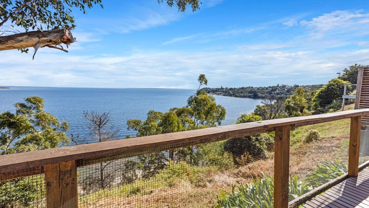 Metung House | Relax & enjoy 180 degrees, uninterrupted water views over Lake King
