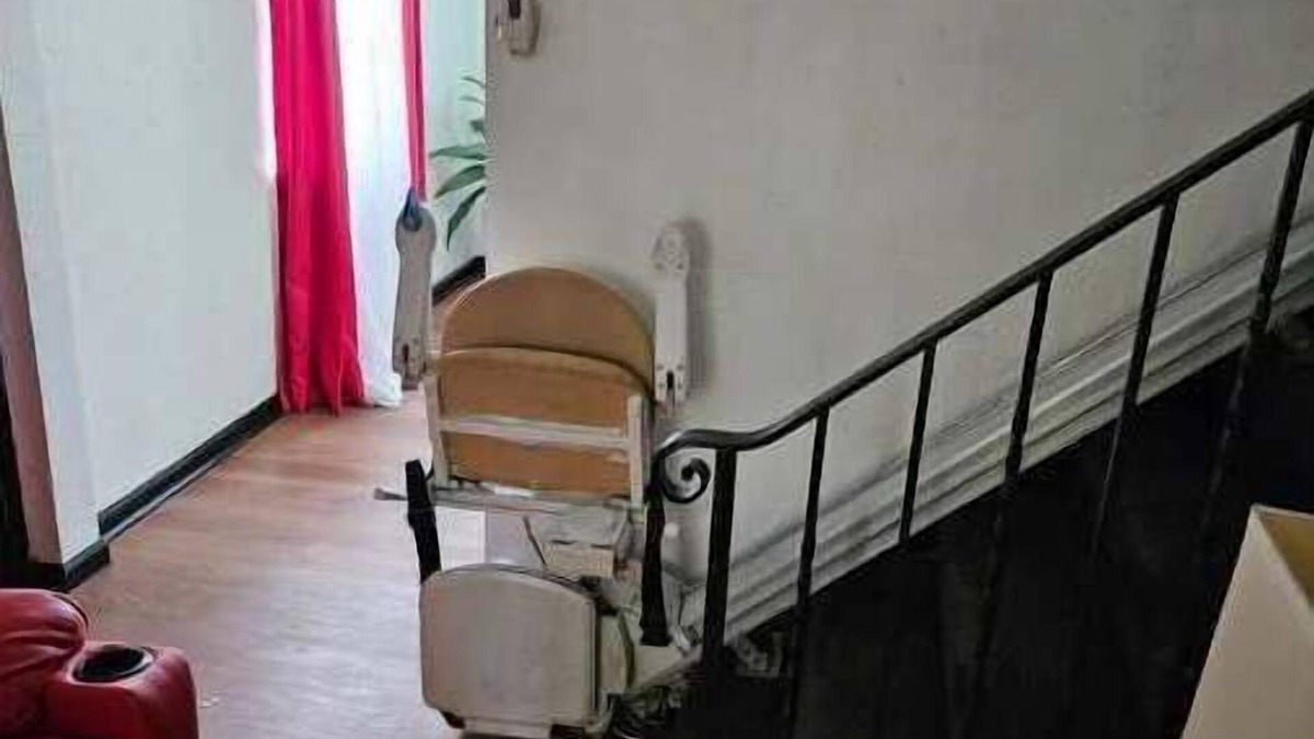 Wilkinsburg House | relax enjoy and be happy located near malls dining parks avairy zoo sport ice sk