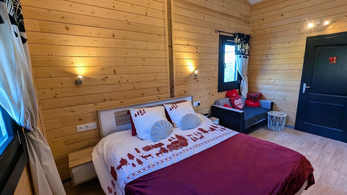 Fougerolles-Saint-Valbert Cottage | Relaxing chalet with spa and sauna near 1000 Ponds