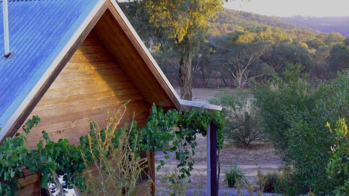 Wooragee House | Relax in a beautiful private peaceful setting 5 minute drive from Beechworth