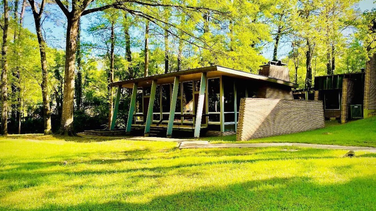 Jackson Cottage | Relax in Architecture! Secluded, Safe, and Serene.