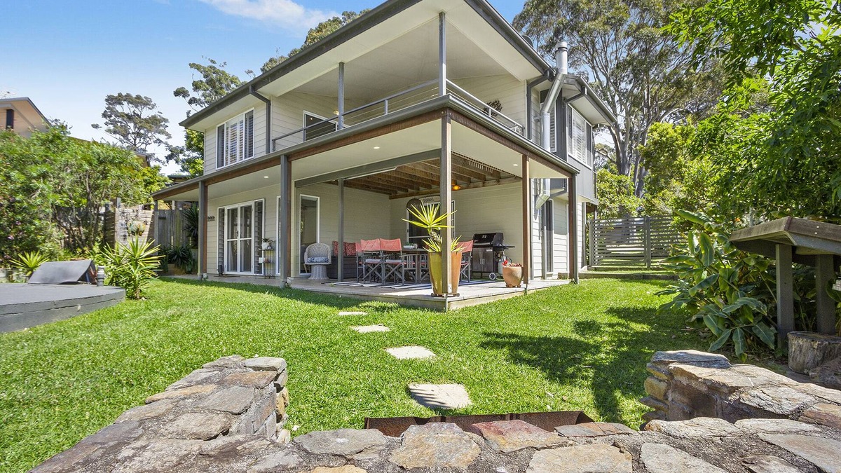 South Durras House | Relax in comfort and walk to Cookies Beach!
