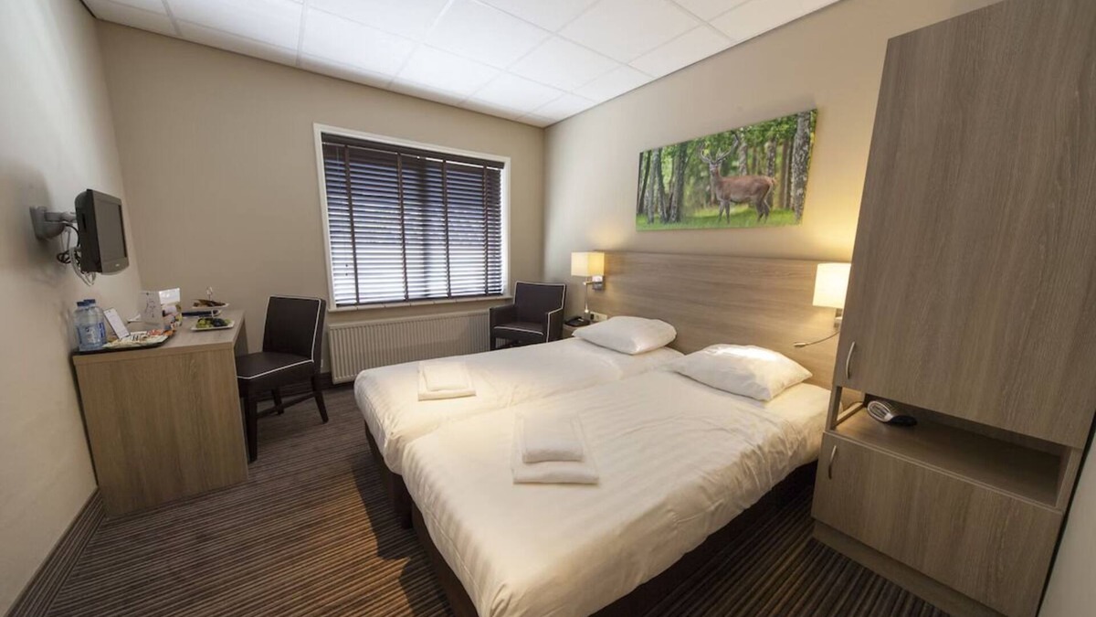 Beekbergen-West Hotel | Relax in Comfort Close to Dutch Palaces and Woodland Trails! Onsite Dining!