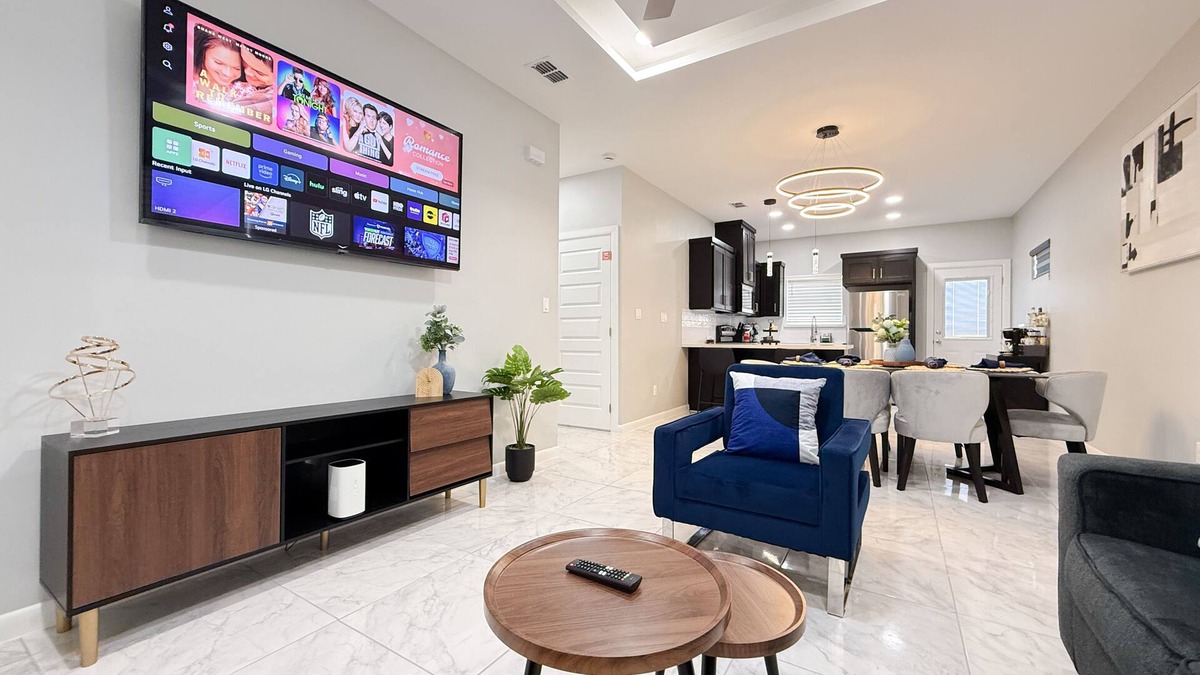 Edinburg Apartment | Relax in Comfort, Modern and Style – 2BR/2BA Retreat in Edinburg