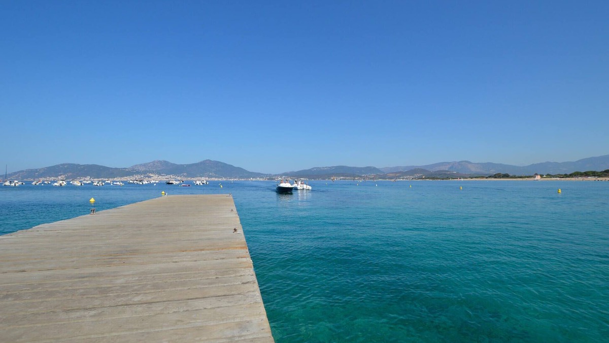 Isolella House | Relax in Corsica and in this beautiful architect's house with a large garden.