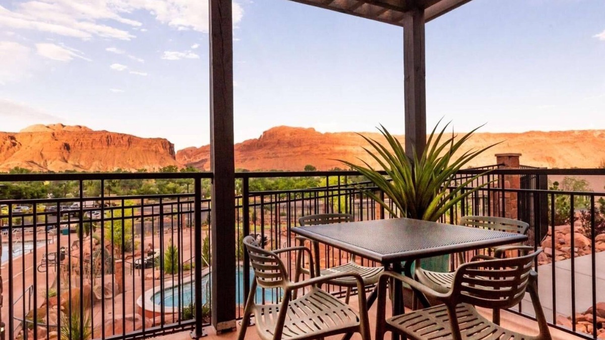 Moab Hotel | Relax in Elegance: Indulge in Luxe Stay, Pool, Hot Tub, and Delicious Breakfast!