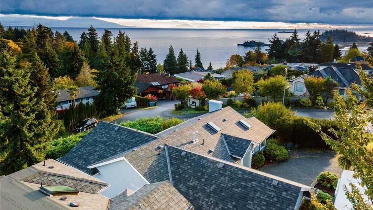 Regional District of Nanaimo House | Relax in hot tub after walk in ocean side park