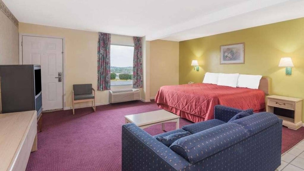 Berea House | Relax in Knights Inn Berea! Free Daily Breakfast, Parking, WiFi