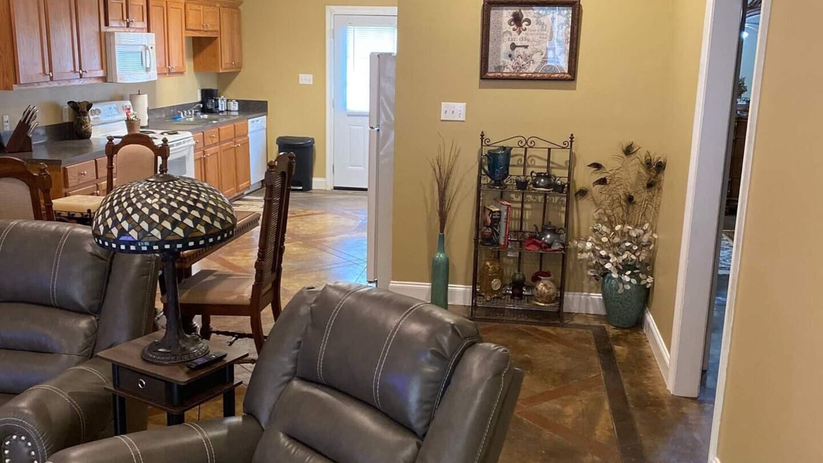 Tangipahoa Parish House | Relax in our beautiful New Orleans themed townhomenn