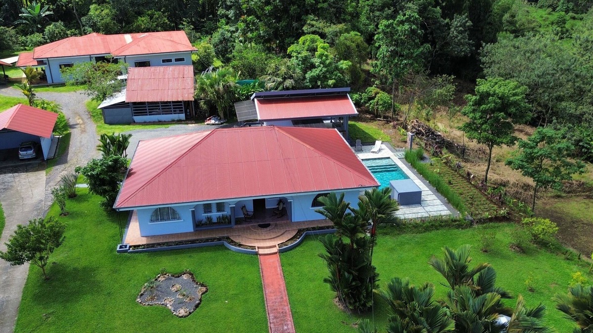 Venecia House | Relax in Paradise, Stunning 4-Bedroom Home with Pool, Yard, WiFi & AC in Venecia