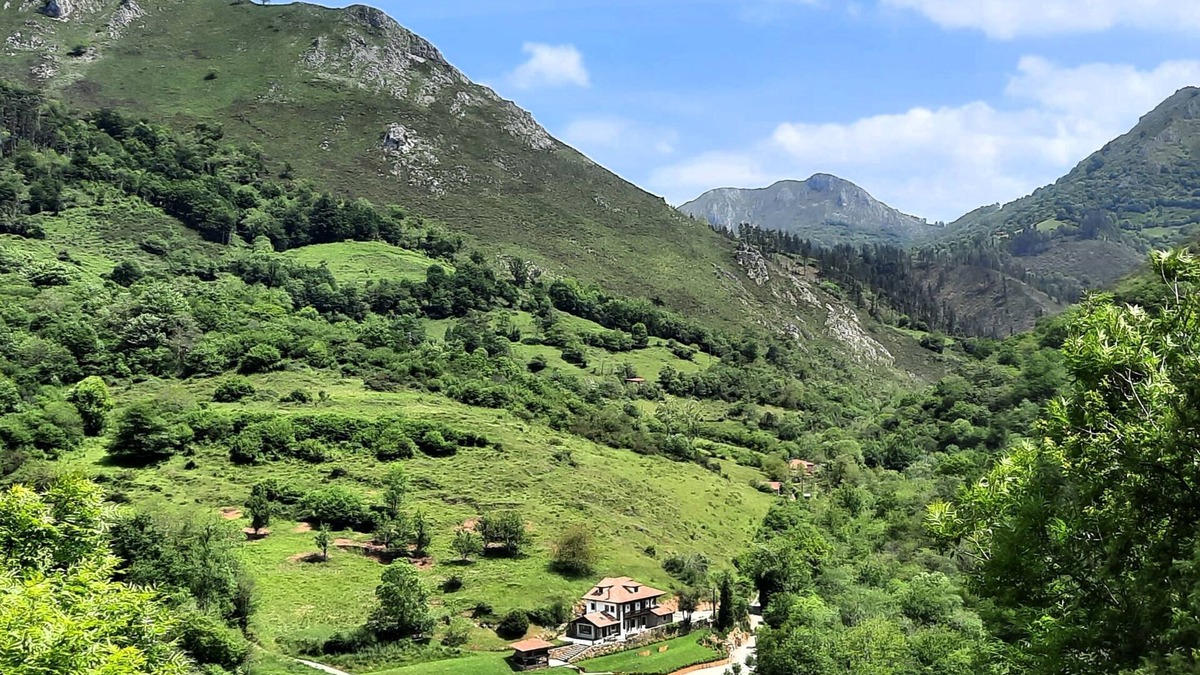 Peruyes House | Relax in style and comfort in your own river valley.