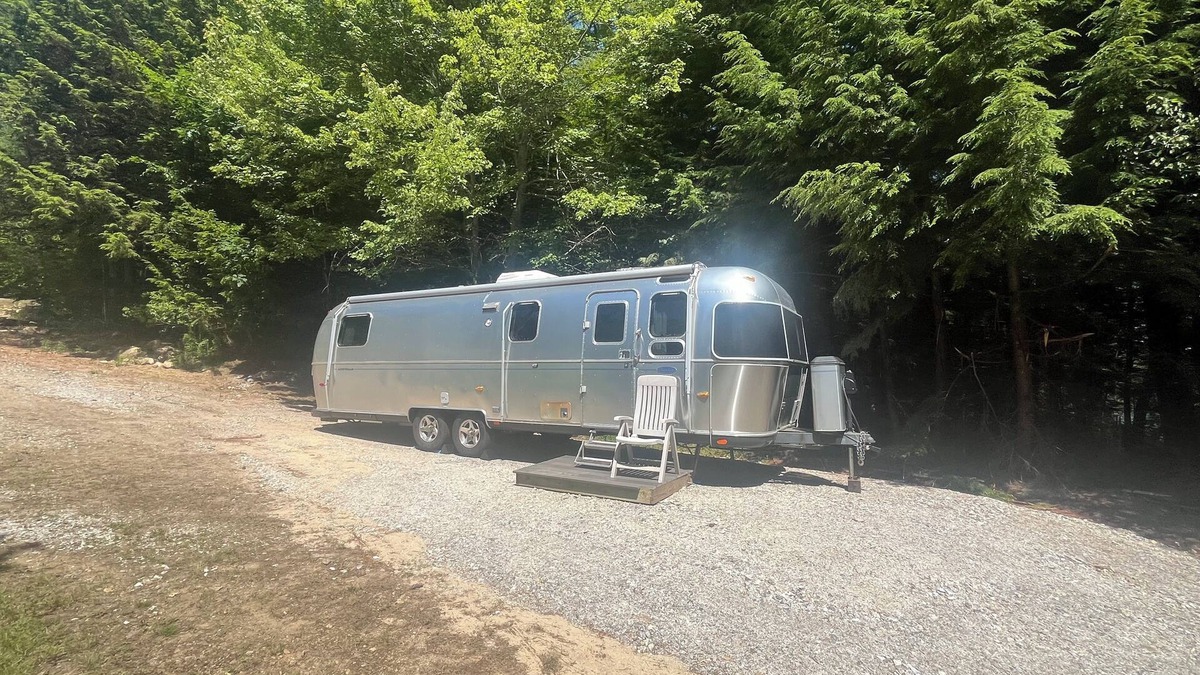 Fitzwilliam House | Relax in Style – Luxury Airstream Glamping Getaway Waterfront on Sportsmans Pond