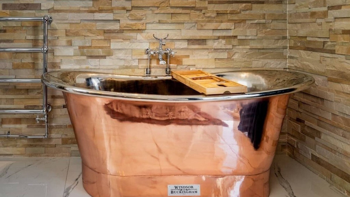 Inverness City Centre Apartment | Relax in SUPER SIZED copper tub - 2 bedroom villa