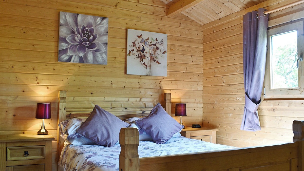 Stoulton Cottage | Relax in the hot tub whilst admiring beautiful views over the surrounding countryside.