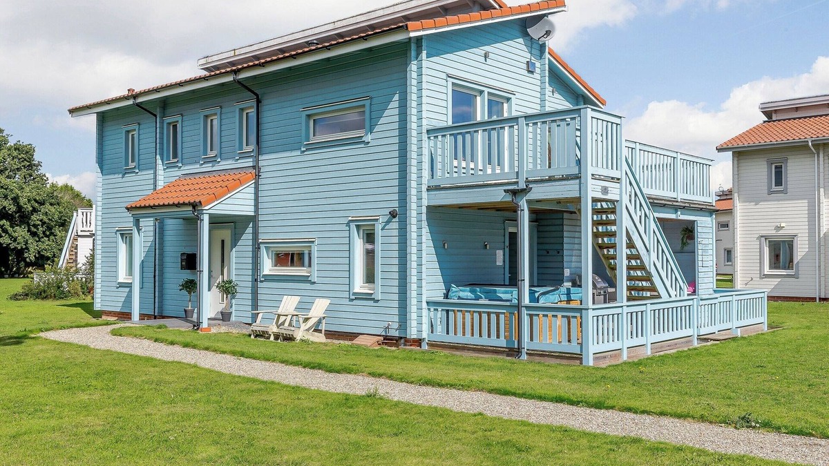 Hopton Cottage | Relax in the hot tub whilst enjoying open views over the golf course and lakes.
