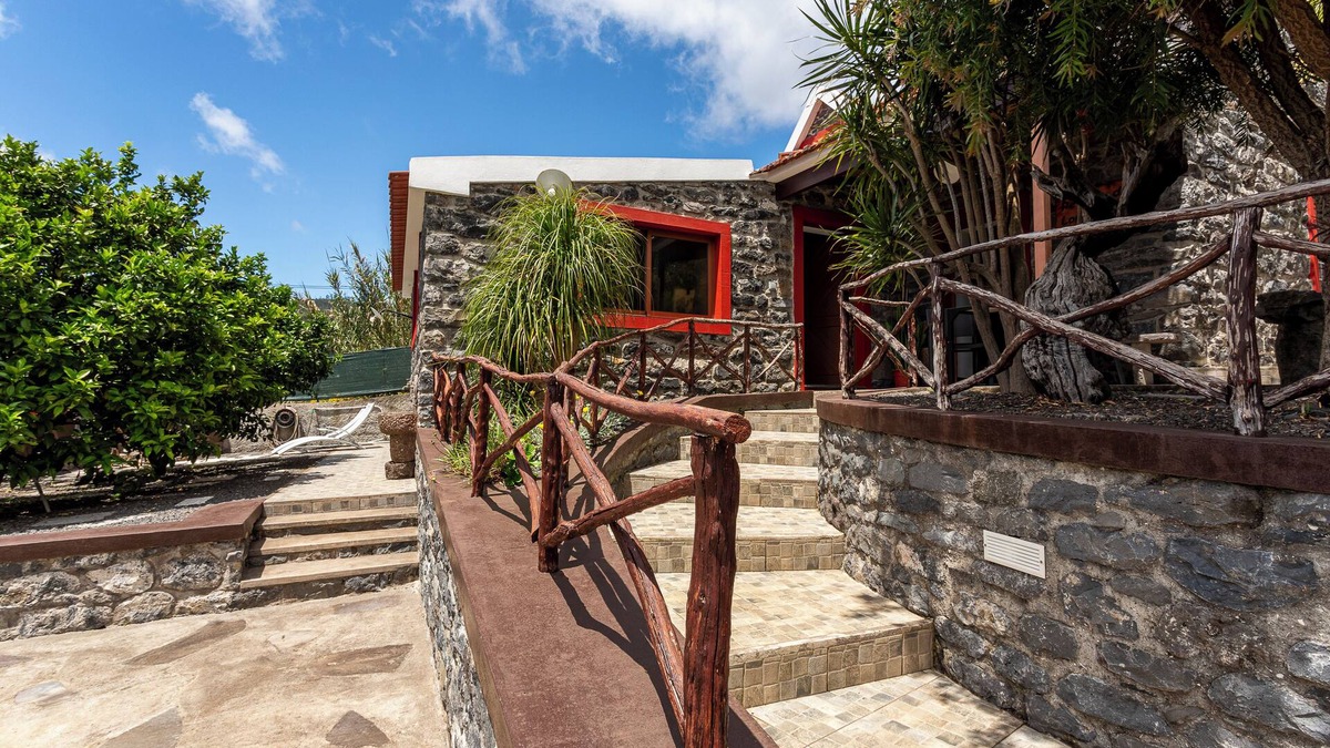 Calheta House | Relax in the middle of nature!