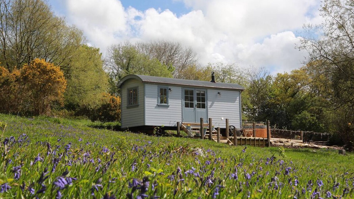 West Buckland Cabin | Relax in The Old Rose Shepherd Hut and Hot Tub !