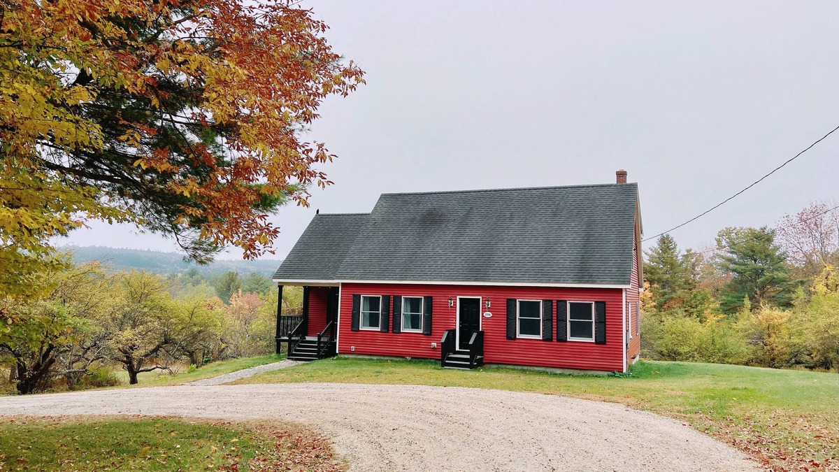 Waterford House | Relax in the Orchard ~ Dog-Friendly, clean & bright, sleeps 5, deck & fire pit