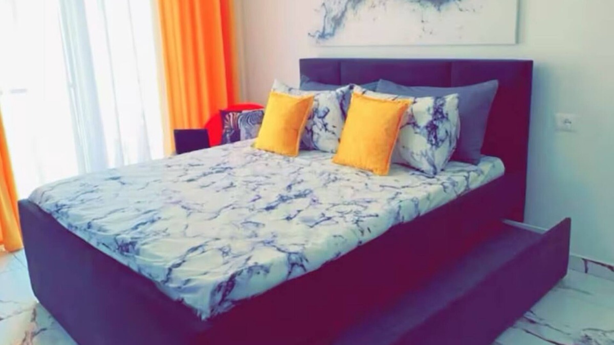 Shengjin Apartment | relax in this calm, stylish space. surrounded by a variety of businesses around