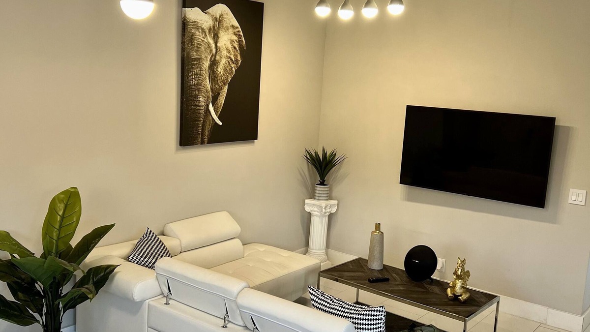 Davie House | Relax in this Modern 2 Bedroom Home Close to Shopping and Highway