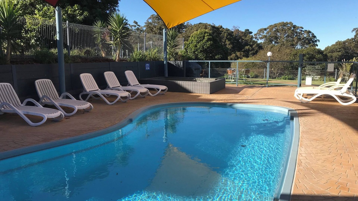 Metung Cabin | Relax in this stylish, beachy cabin in beautiful Metung. Small dog allowed.