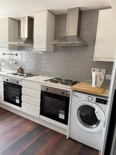 Brunel House | Relax in Uxbridge with Private Room Garden Access