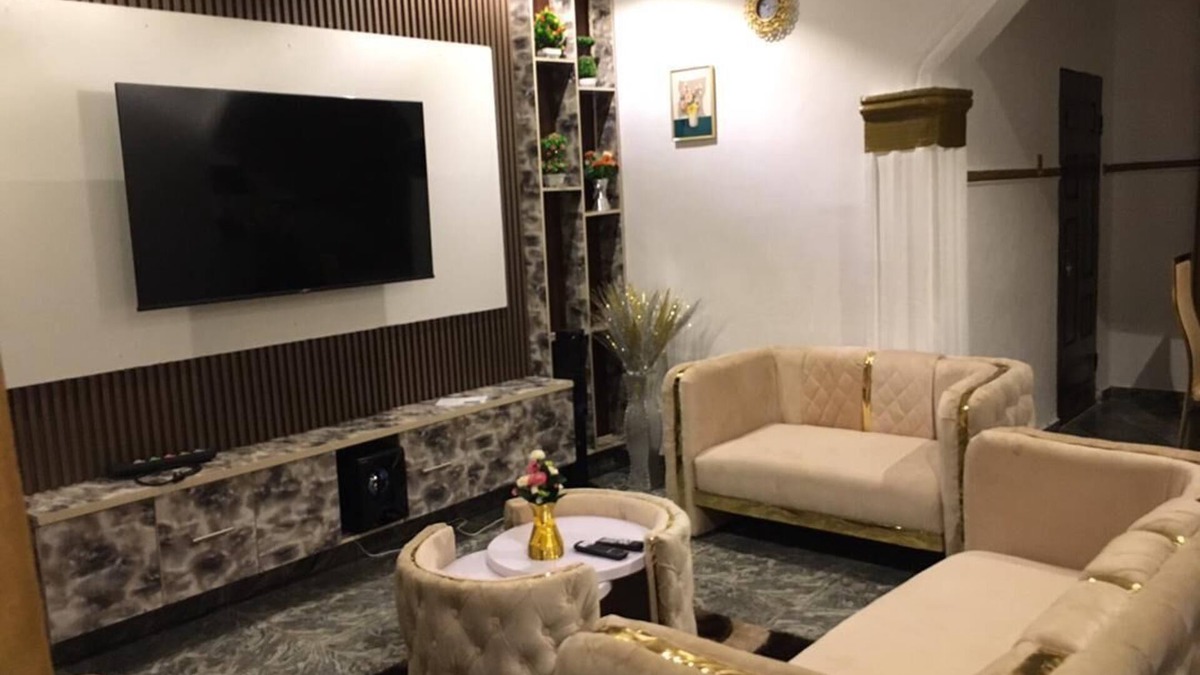 Abeokuta Apartment | "Relax like the Royals". Airport pick up/drop off/car hire with driver available