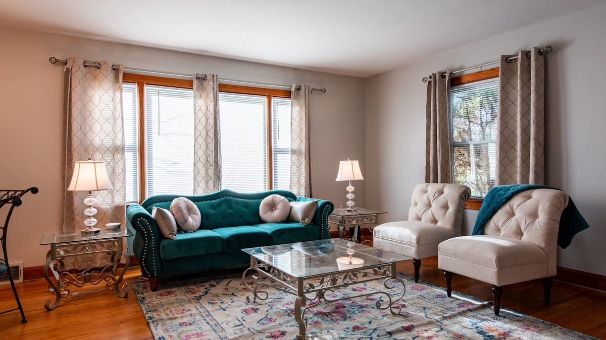 New Albany House | Relax, min from Louisville, Pet friendly, Entire house- fenced in backyard.