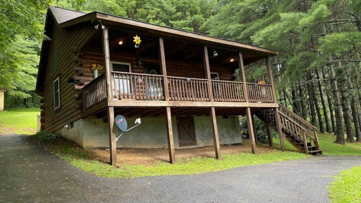 Piper Gap Cabin | Relax @ Mt. Melody Log Cabin. Brand New Hot Tub and Masterbath. by Trout Stream