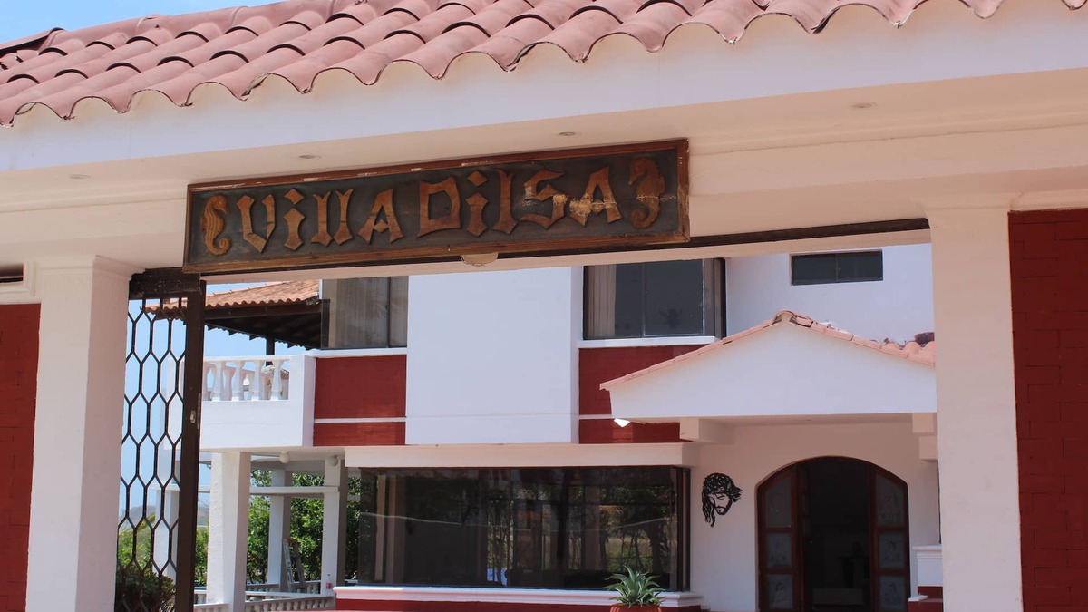 Tubara Cottage | Relax Near The Beach! 5 Bedroom Cottage with A/C & top amenities in Playa Medoza