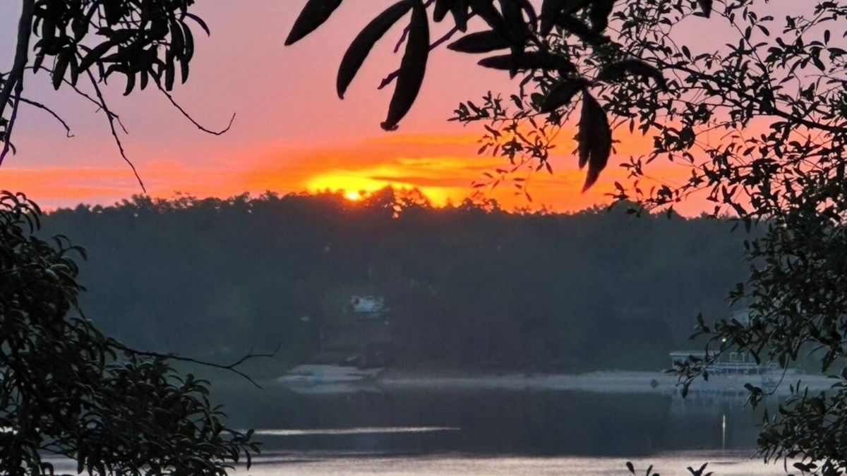 Thomas Drive House | Relax on Crystal Lake! 20 min to Panama City, hiking, preserves & parks.