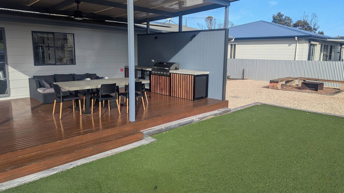 Minlacowie House | Relax on Royston - Dog friendly, short walk to the beach!