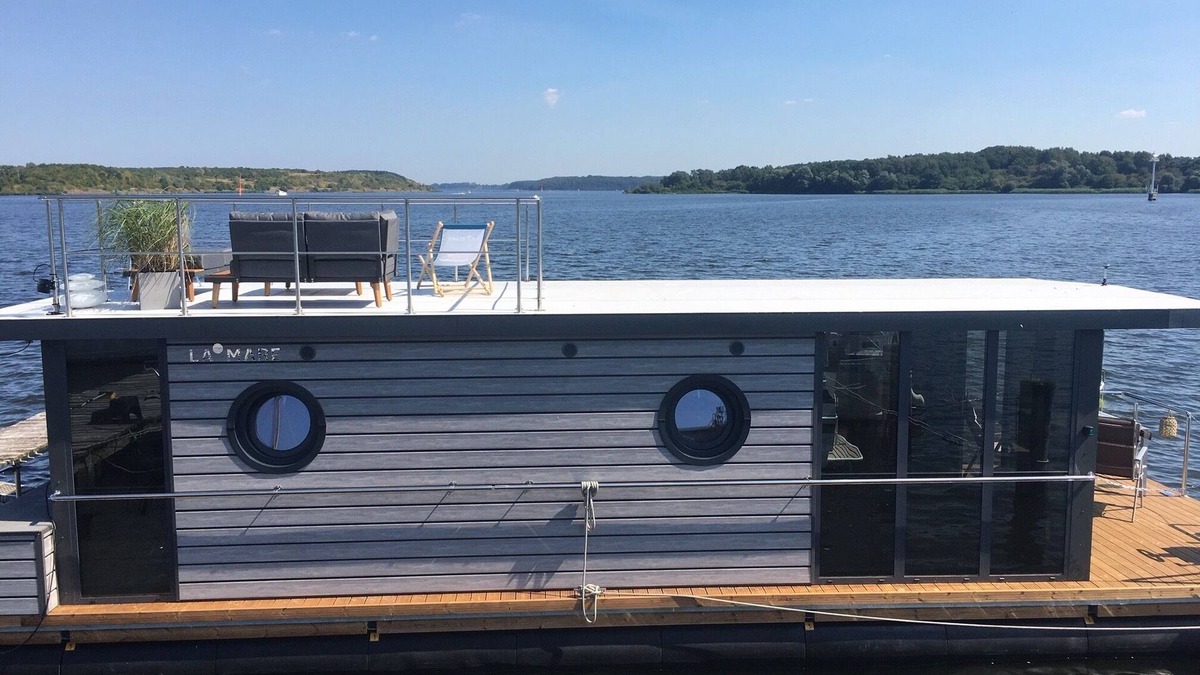 Luebeck Boat Rental | Relax on the houseboat "Hafenprinz"